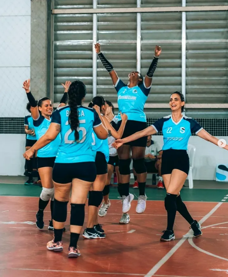 Alunos da turma Iniciação Adulta praticando esporte - Vôlei