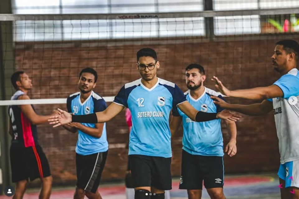 Alunos da turma Equipe Masculina praticando esporte - Vôlei