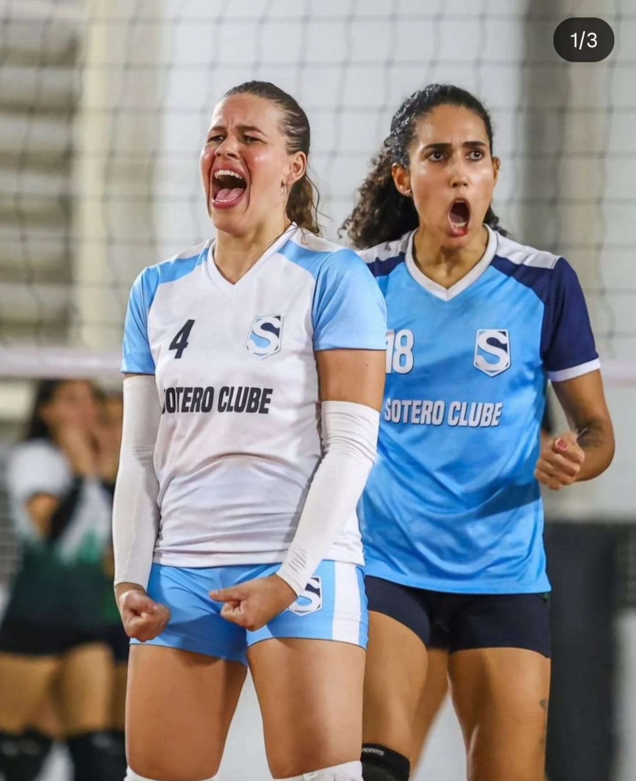 Alunos da turma Equipe Feminina praticando esporte - Vôlei