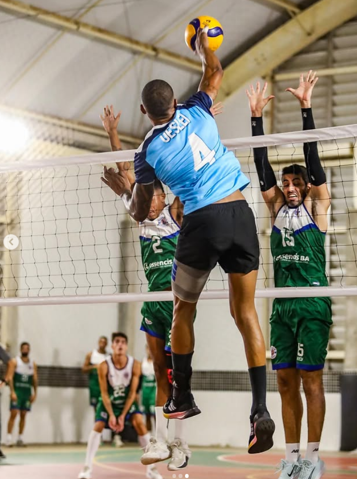 Alunos da turma Clube B praticando esporte - Vôlei