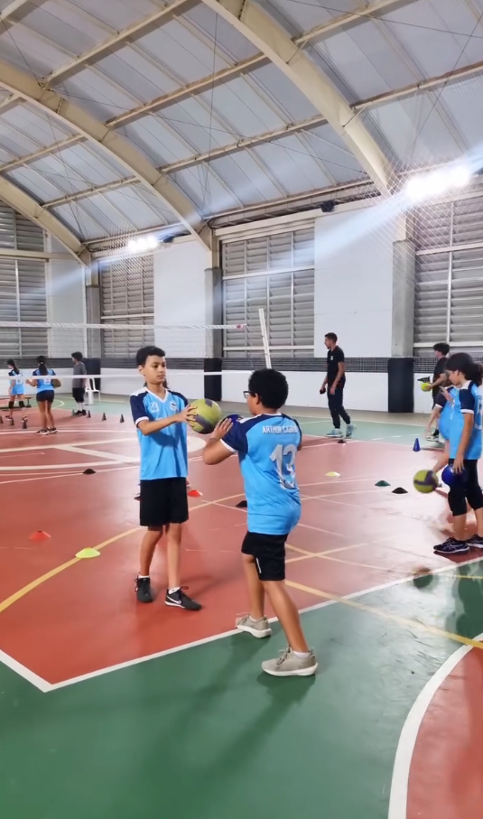 Alunos da turma Sub 12 praticando esporte - Vôlei