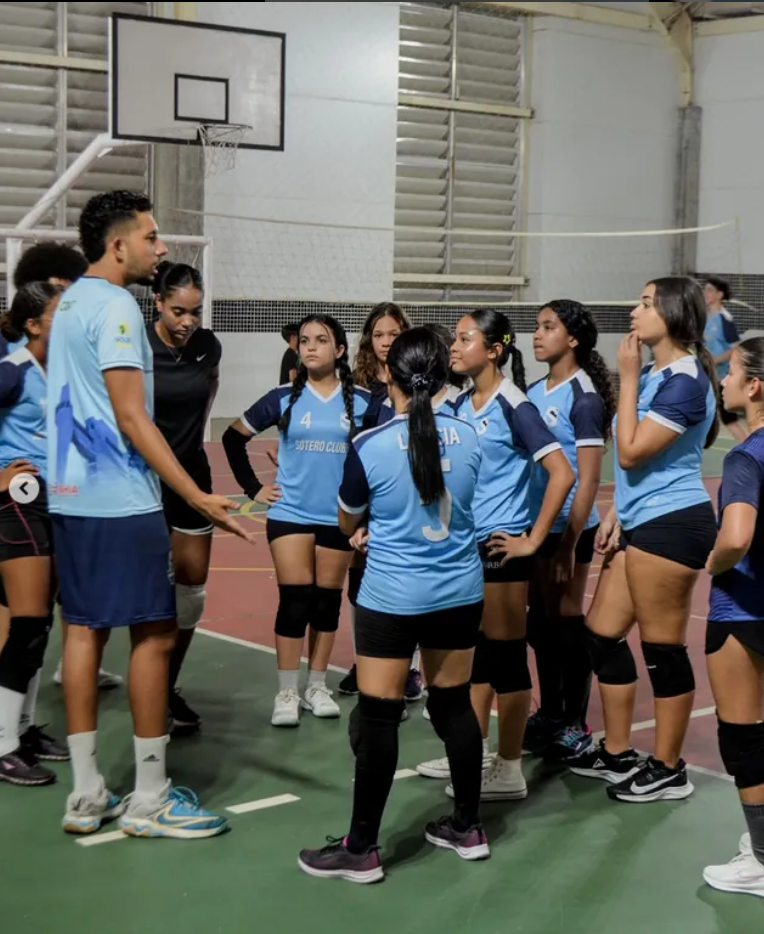 Alunos da turma Sub 14 praticando esporte - Vôlei